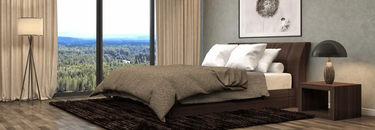 Bed in een hotelkamer met uitzicht door het raam