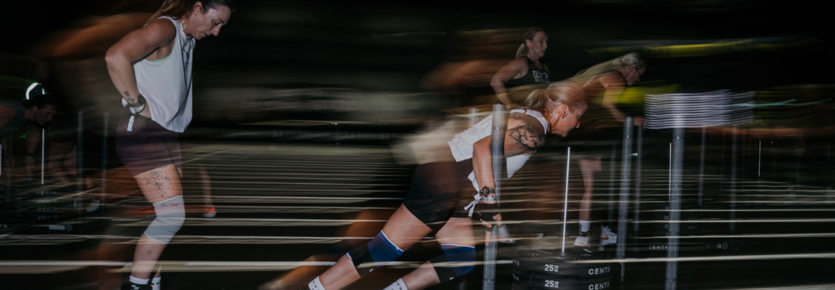 Twee atleten rennen tijdens een HYROX wedstrijd