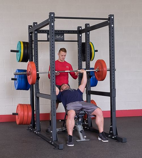 Man doet een oefening met halterstang in een Body-Solid power rack