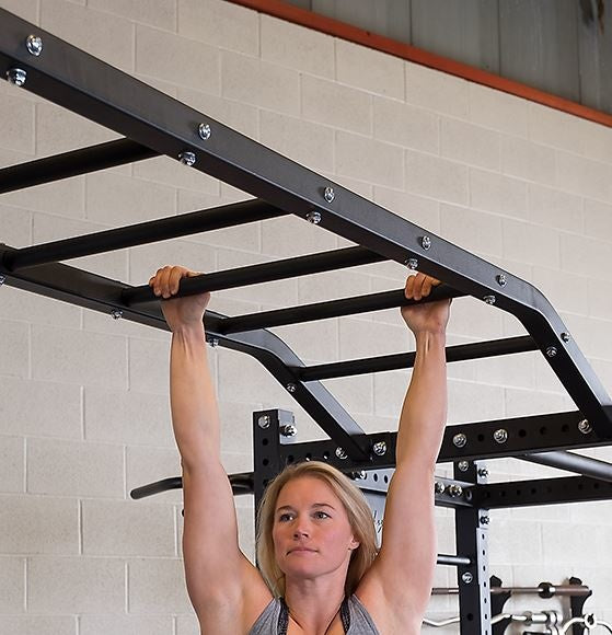Vrouw doet een optrekoefening aan het Body-Solid power rack