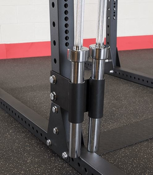 Close-up van metalen halterstangen in de opberghouder van een Body-Solid rack