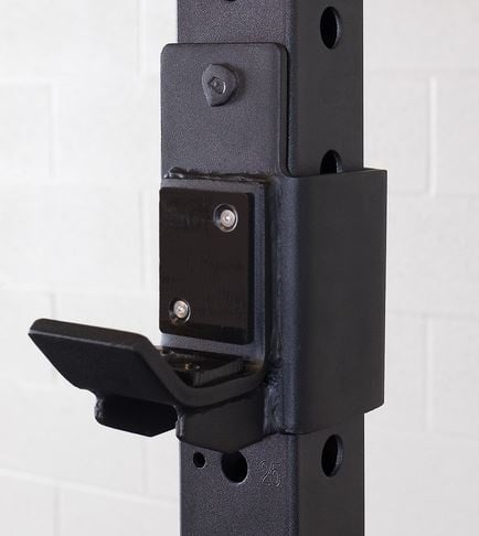 Close-up van de verstelbare haltersteun van een Body-Solid power rack