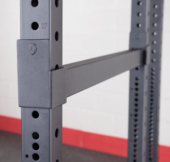 Close-up van de veiligheidssteun aan een staander van het Body-Solid power rack
