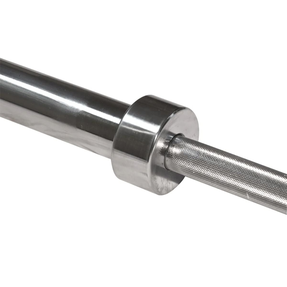 Close-up van de gladde schijfhuls en de aangrenzende geribbelde gripzone op een chromekleurige halterstang.