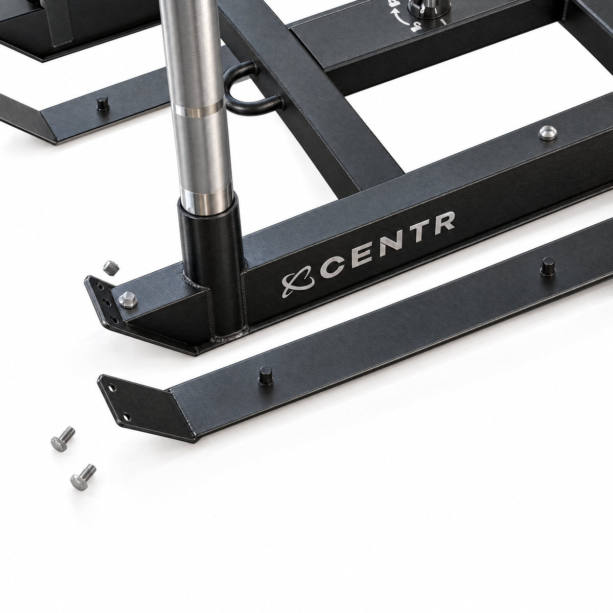 Vervangbare blade naast het frame van de power sled, met montagebouten