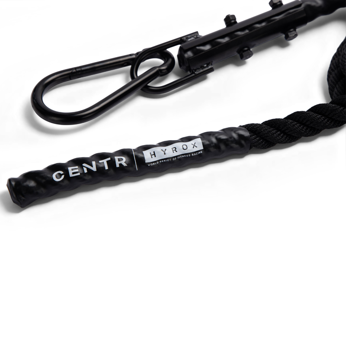 Close-up van een metalen haak aan zwart gevlochten touw met label ‘CENTR | HYROX’.