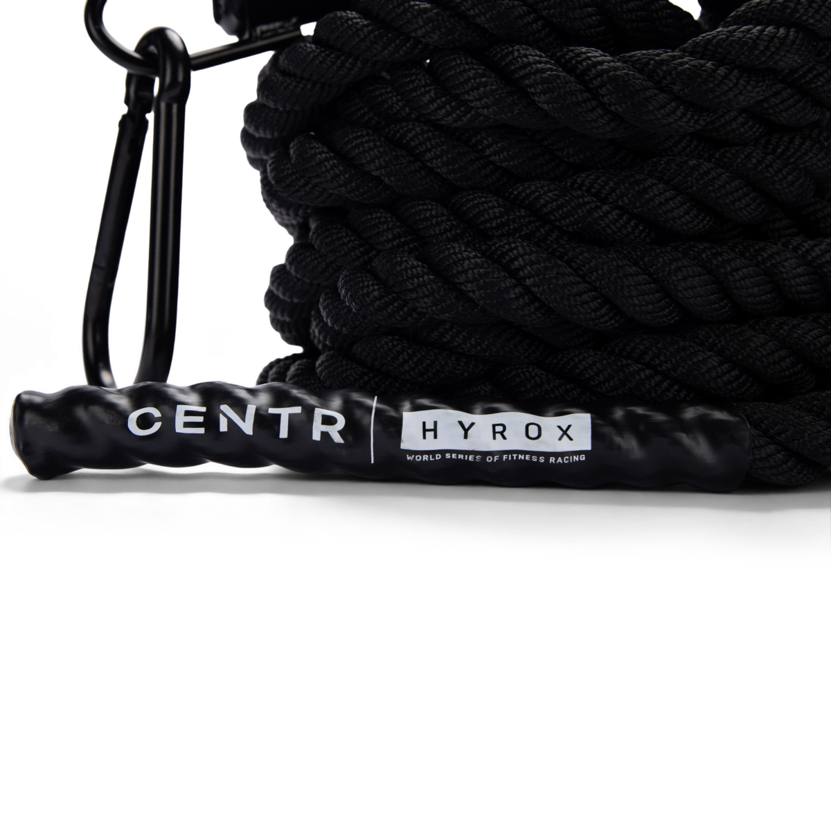 Close-up van zwart gevlochten touw naast een label met ‘CENTR | HYROX’ en ‘WORLD SERIES OF FITNESS RACING’.