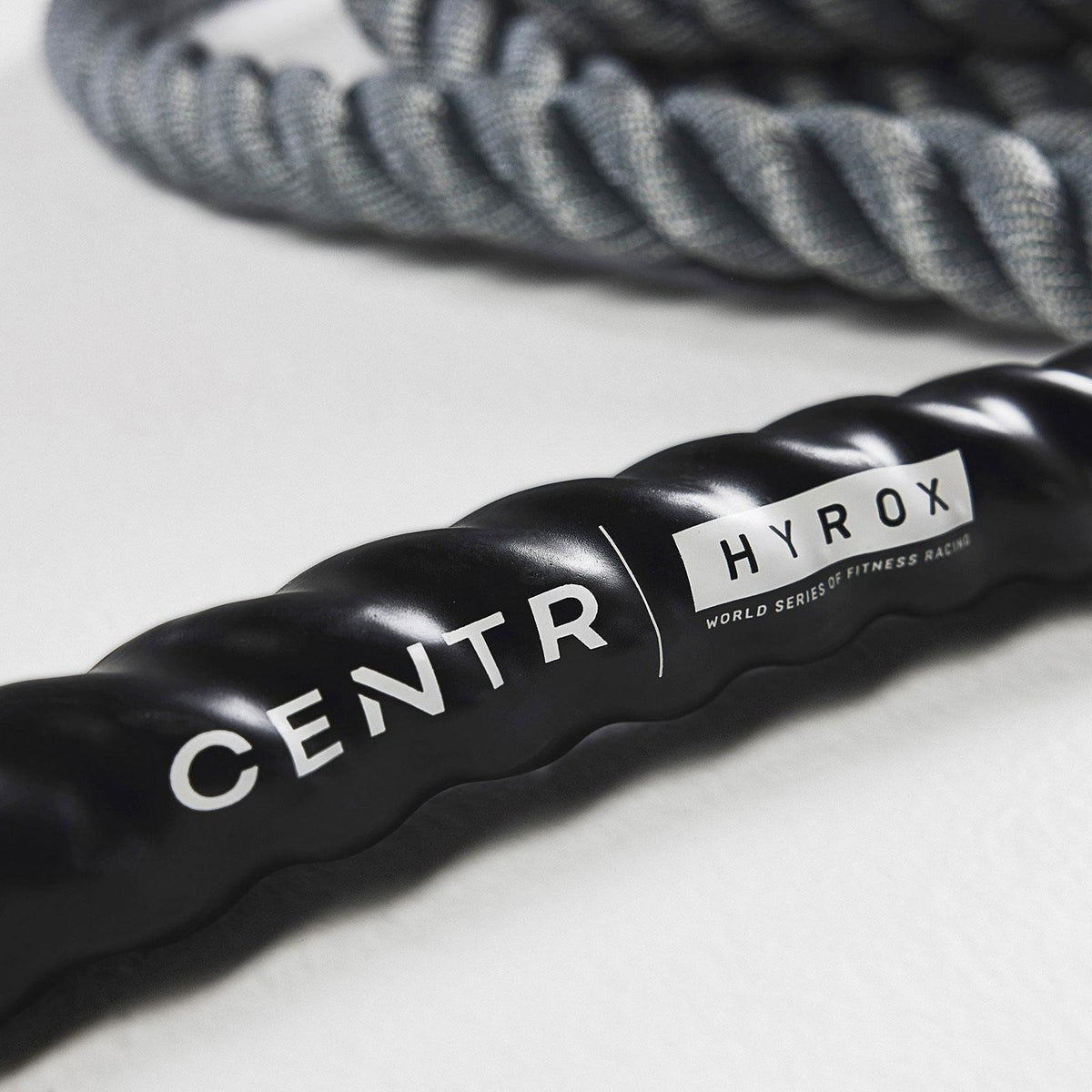 Close-up van een touw met de opschriften ‘CENTR’ en ‘HYROX’.