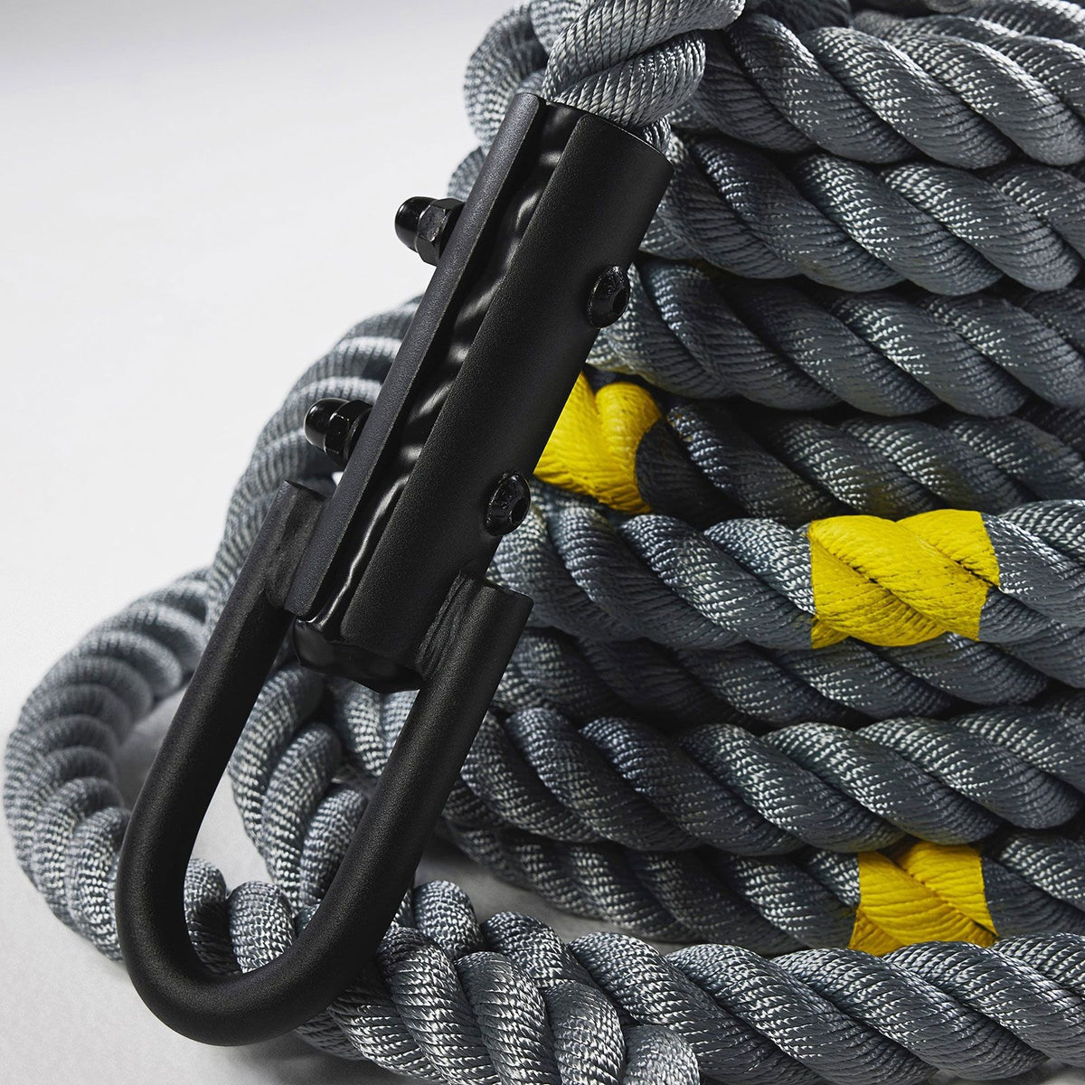 Gele banden markeren delen van het opgerolde grijze power rope.
