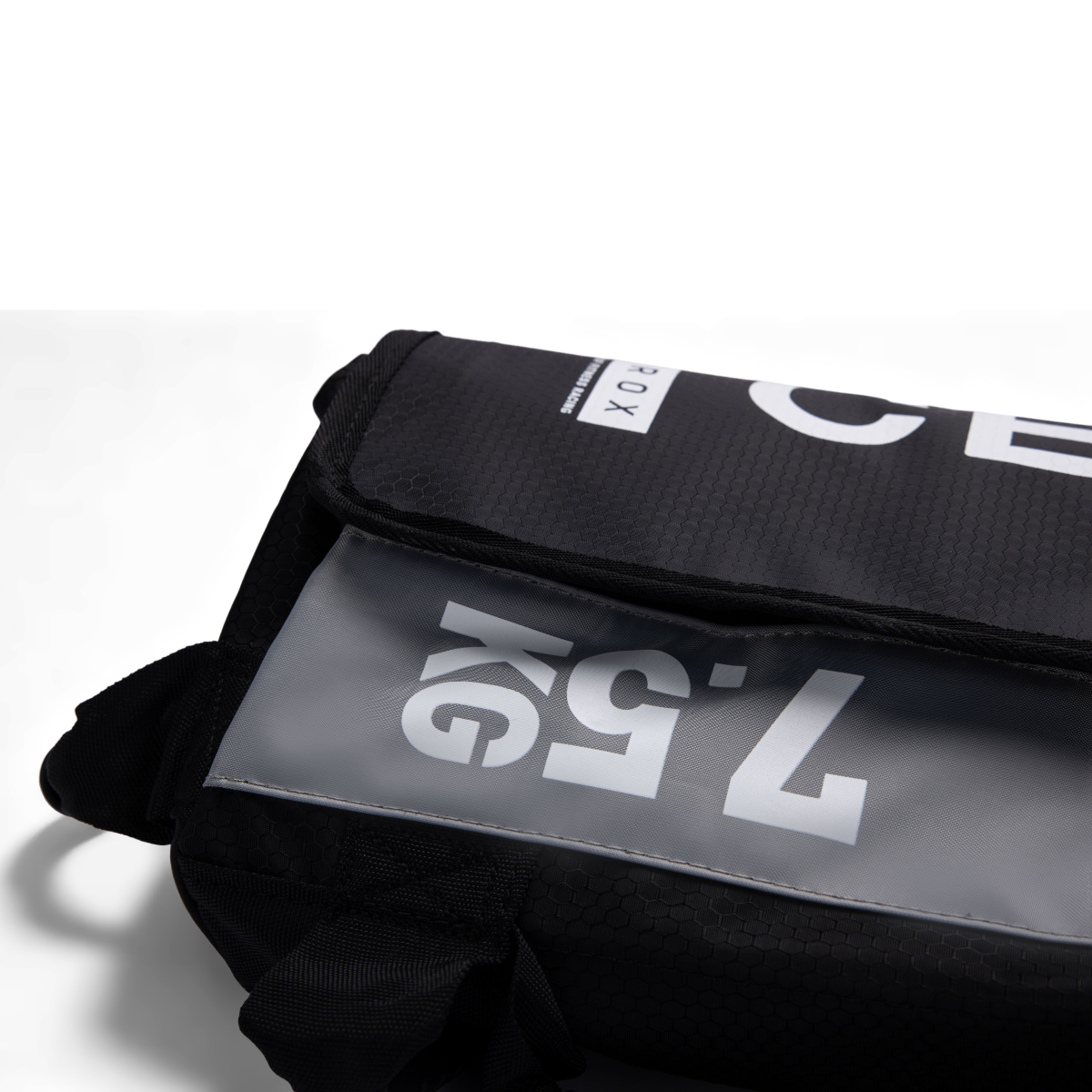 Detail van een brede handgreep, stiknaden en de markering ‘7.5 KG’ op een zwarte trainingszak.