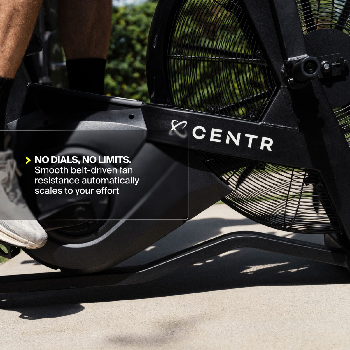 Close-up van het ventilatorwiel en frame met CENTR-logo en de tekst ‘NO DIALS, NO LIMITS’.