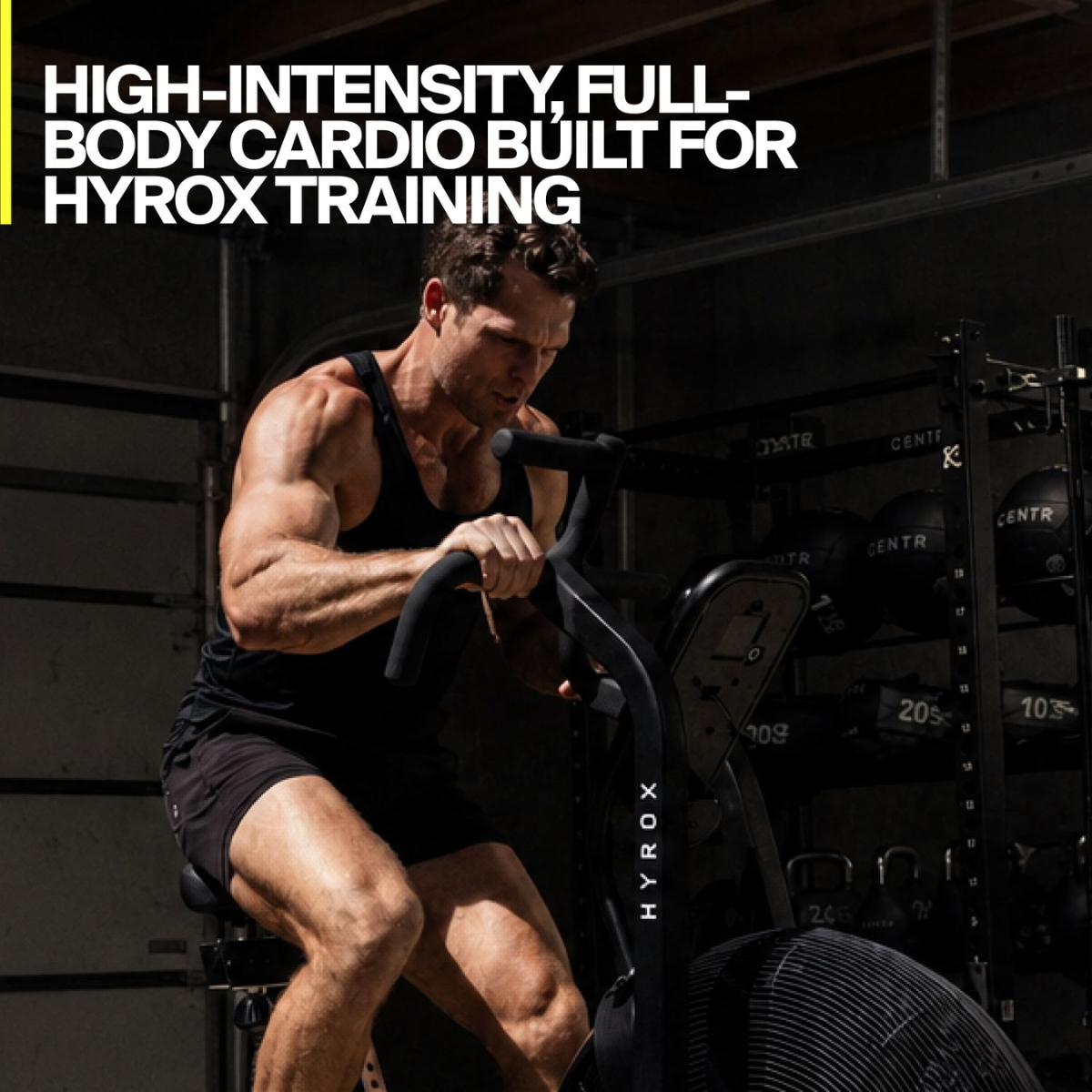 Man traint op een airbike; bovenaan staat ‘HIGH-INTENSITY, FULL-BODY CARDIO BUILT FOR HYROX TRAINING’.