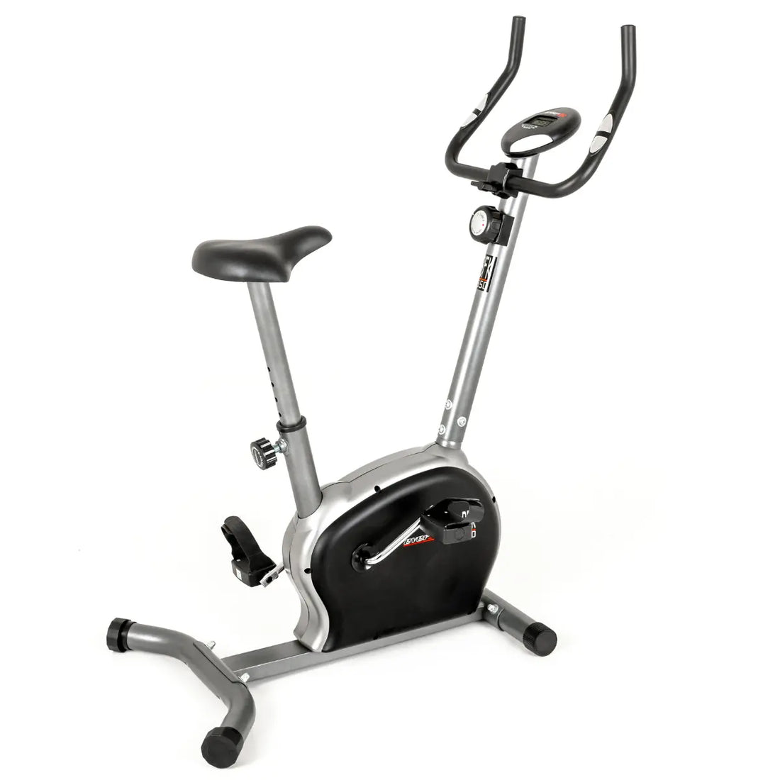 Zwart-zilveren hometrainer met stuur, display, zadel en pedalen op een witte achtergrond.