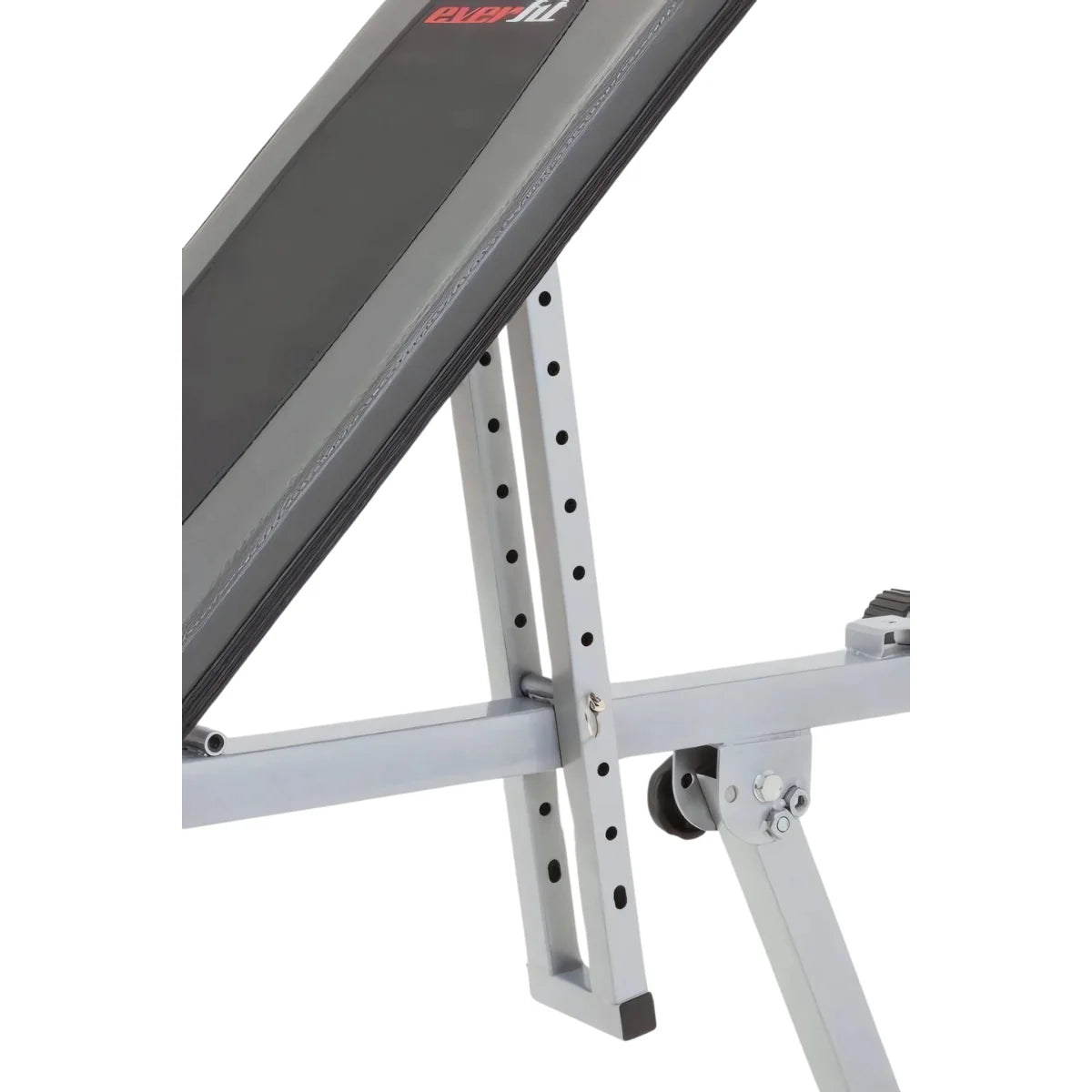 Close-up van de schuine rugleuning en geperforeerde verstelrail van een trainingsbank.