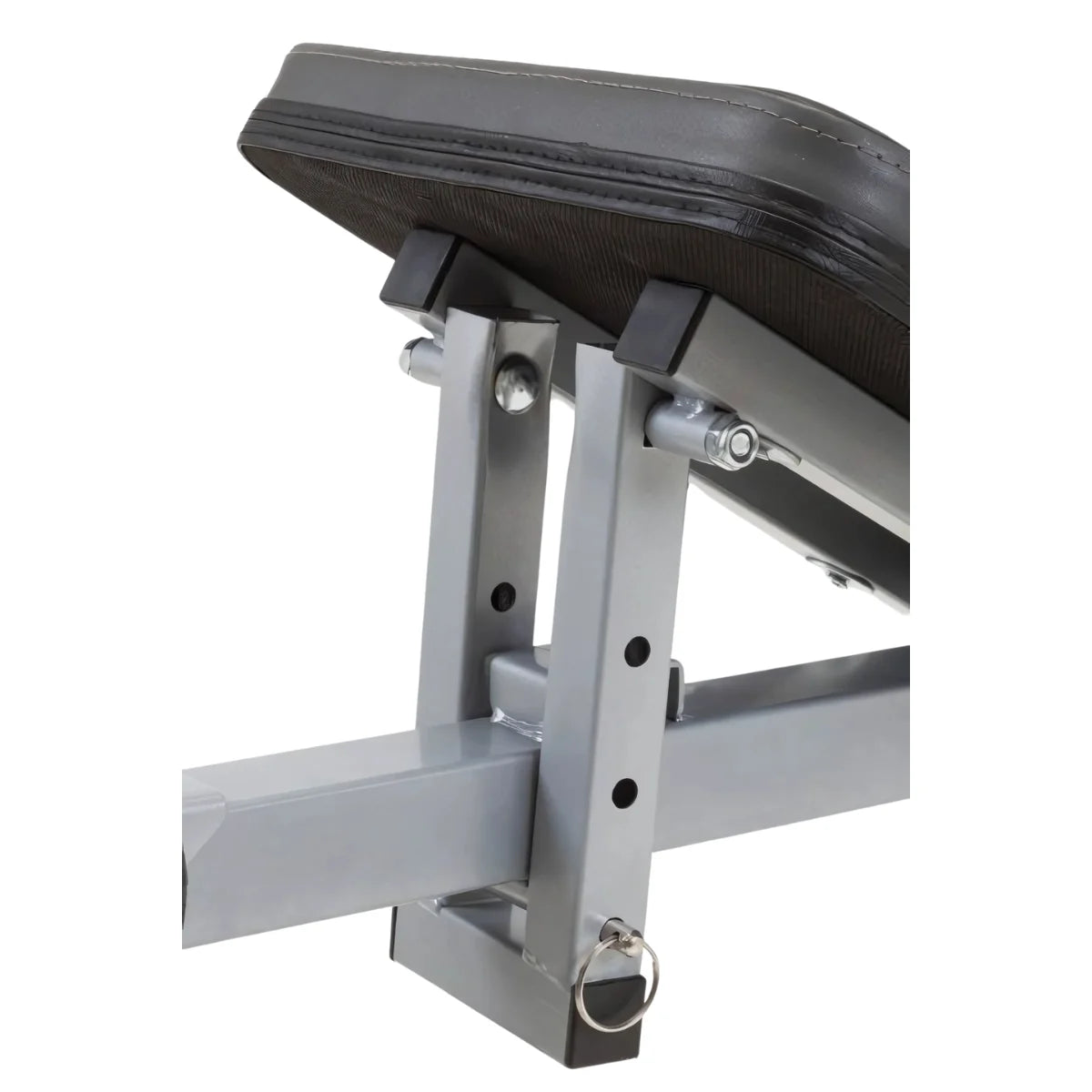 Close-up van de gewatteerde zitting en verstelbare metalen steun van een trainingsbank.