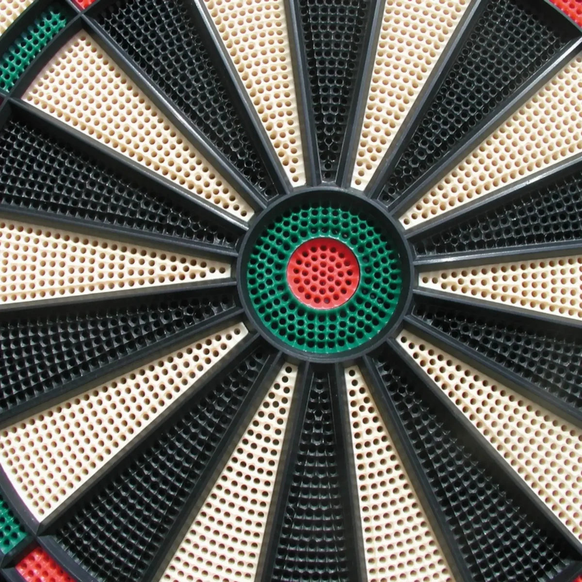 Close-up van het bullseye en de gekleurde segmenten van een elektronisch dartbord.