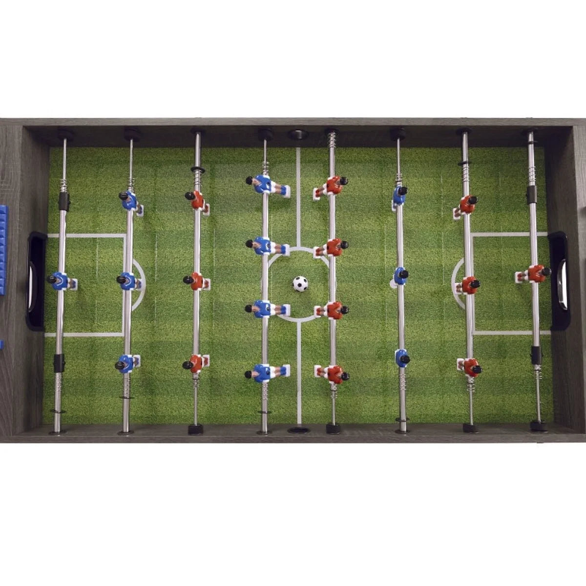 Bovenaanzicht van het groene voetbalveld met rijen rode en blauwe speelpoppen aan de stangen.