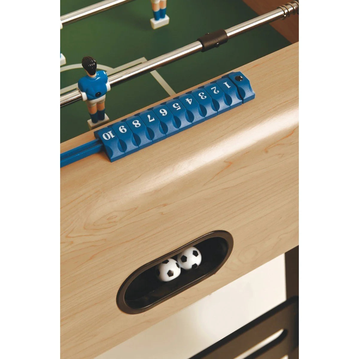 Blauwe scoreteller, spelers en zwarte handgrepen aan de licht houtkleurige voetbaltafel.