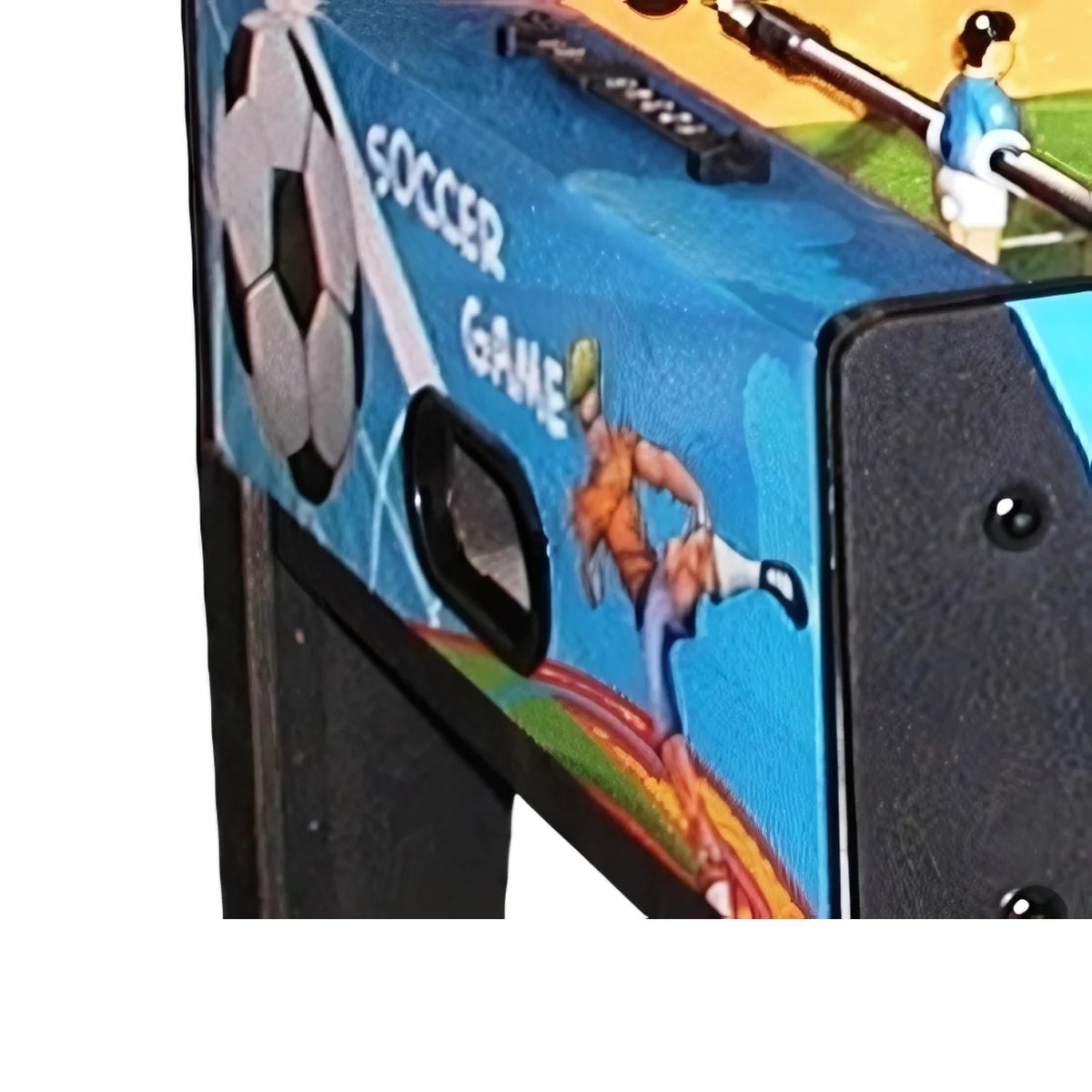 Close-up van de blauwe zijkant van een voetbaltafel met voetbalillustratie en de tekst ‘SOCCER GAME’.