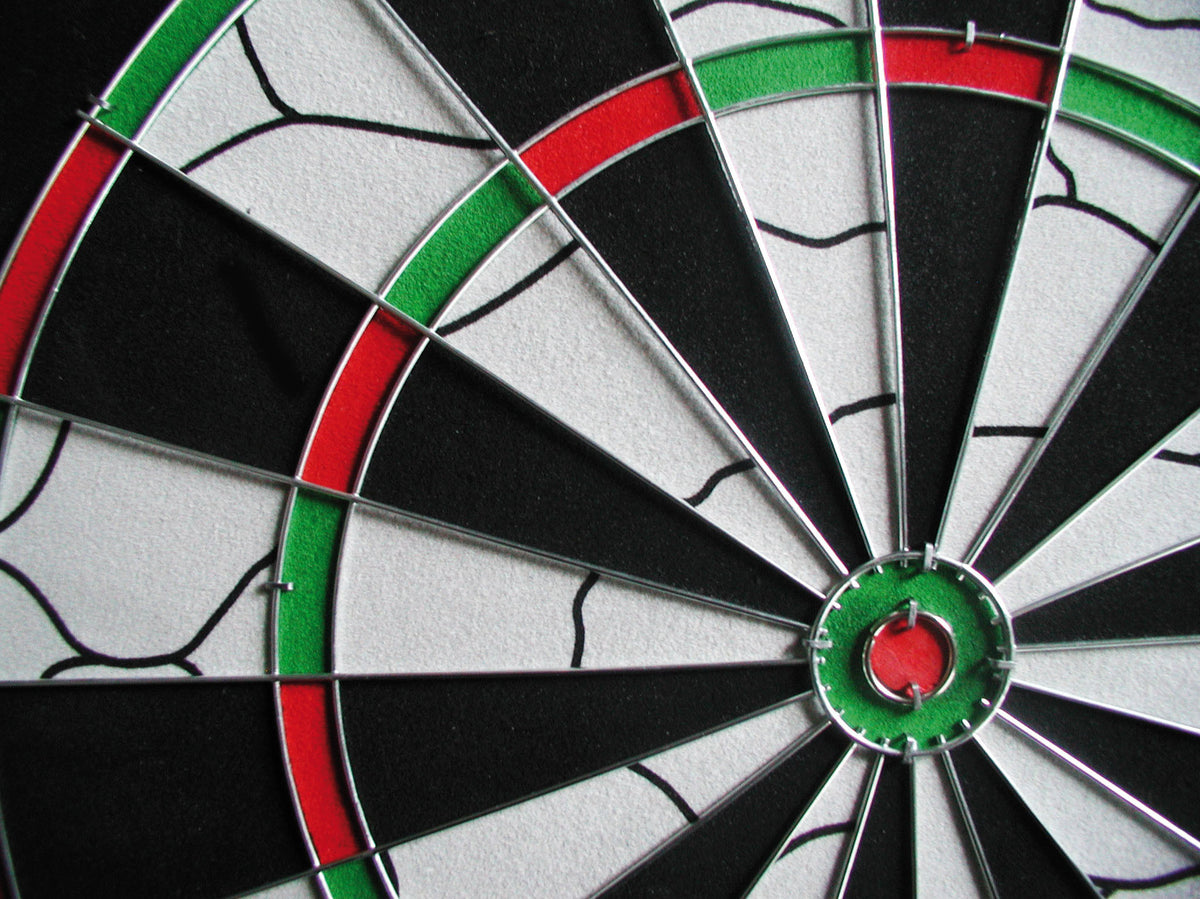 Detail van het bullseye en de metalen segmentdraden van een dartbord.