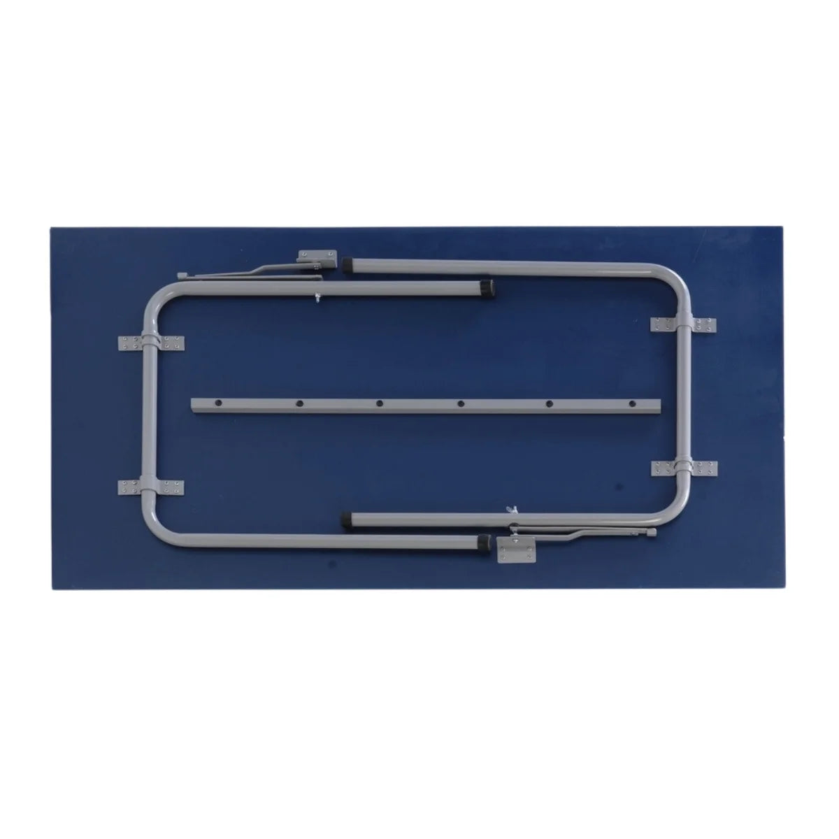 Onderzijde van ingeklapte tafeltennistafel met metalen frame, poten en schoren.