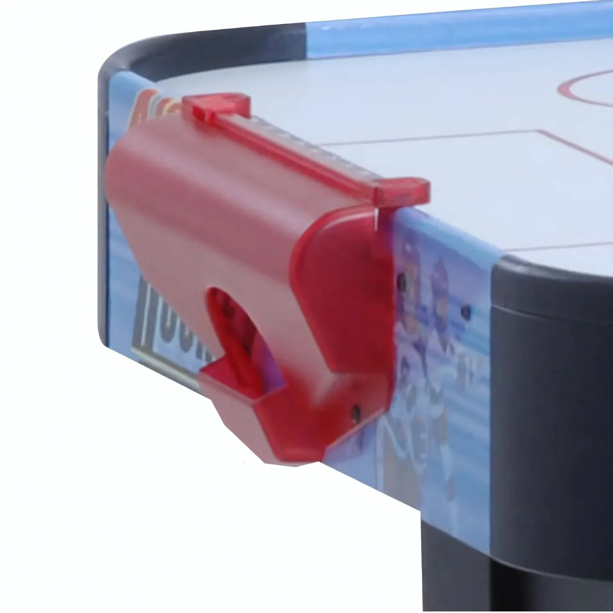Rode puckschuiver op de afgeronde blauwe rand van de airhockeytafel.