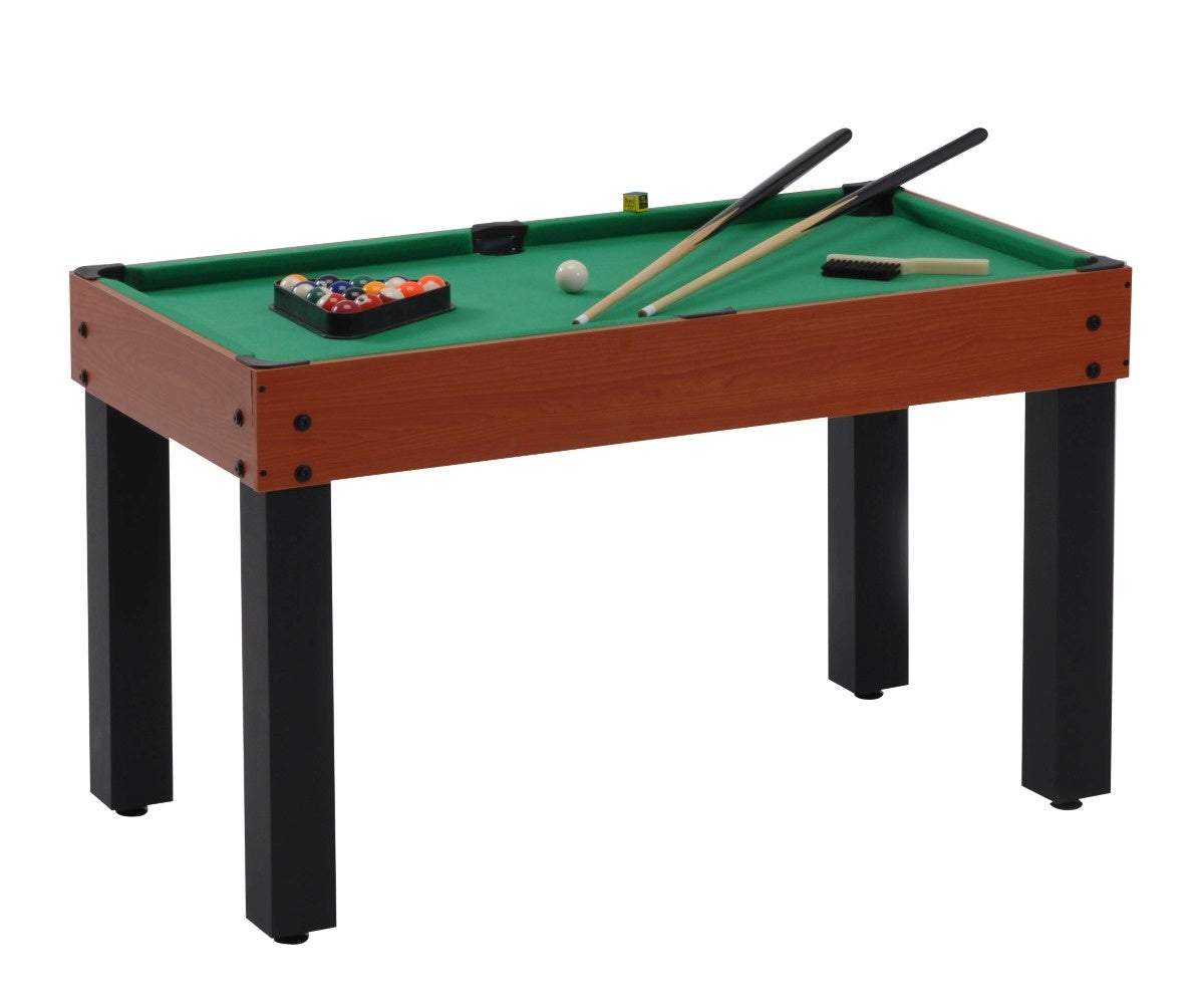 Houten speeltafel met groen biljartlaken, gekleurde ballen, twee keuen en een borstel.