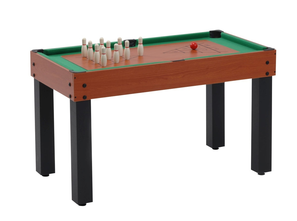 Houten speeltafel met speelbord, dobbelstenen, gekleurde fiches, dobbelbeker en kaarten.