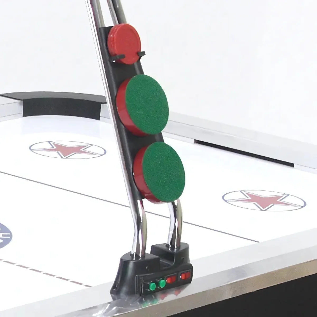 Rode en groene airhockeyduwers staan in een houder naast het speelveld.