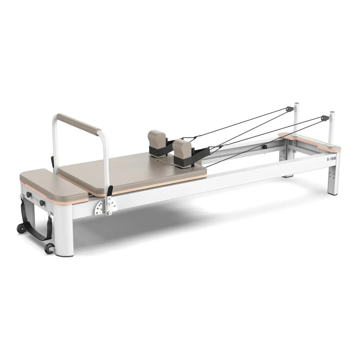 Lichte Pilates-reformer met rail, voetbord, ligplank en kabels.