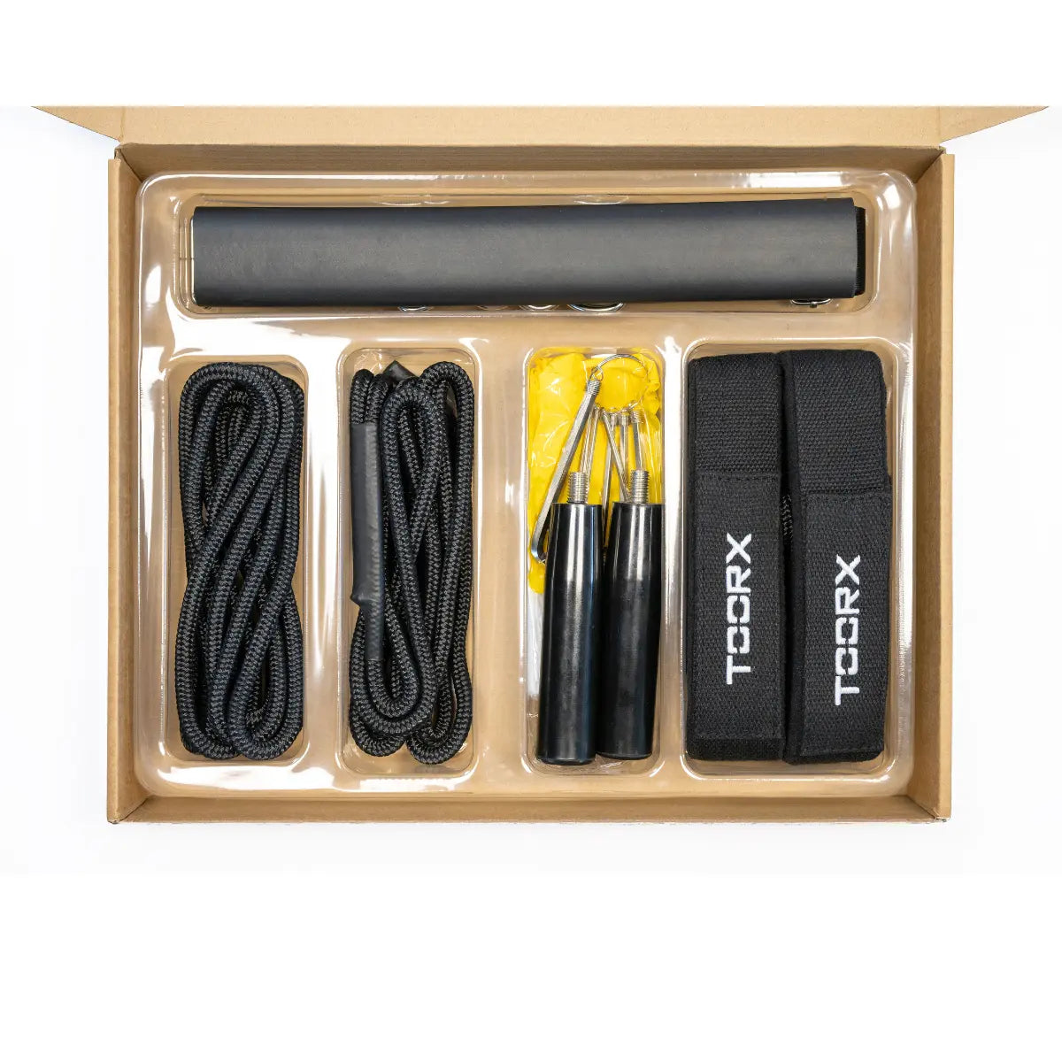 Open doos met Pilatesaccessoires, waaronder koorden, banden en zwarte onderdelen.