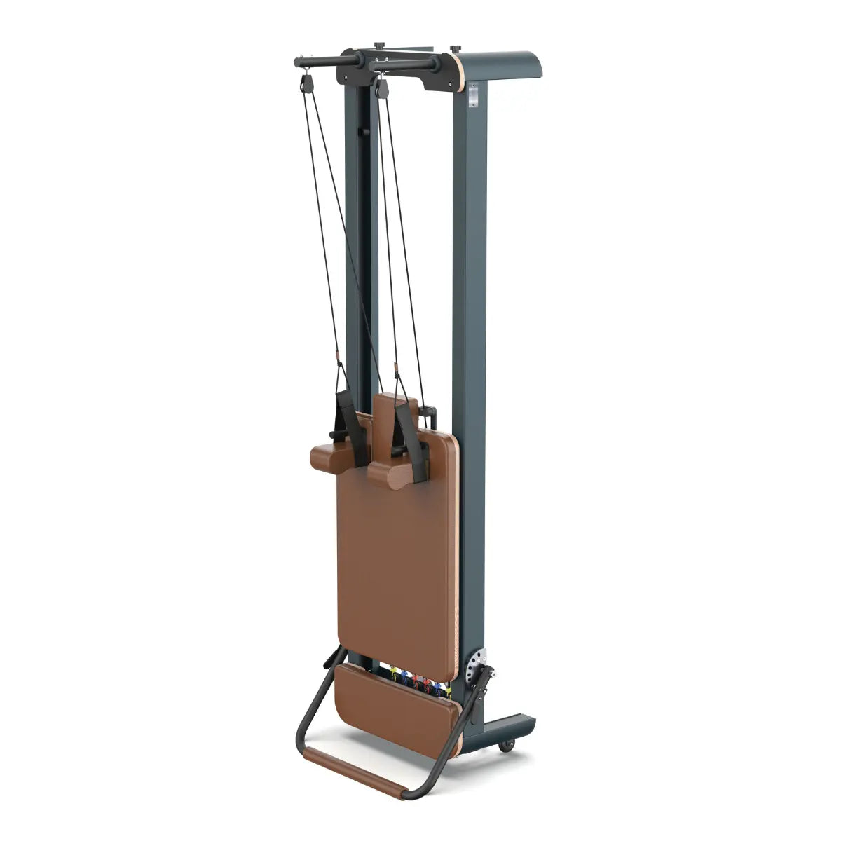 Rechtopstaande Pilatesreformer met bruine bekleding en hoge metalen staanders met trekkoorden.