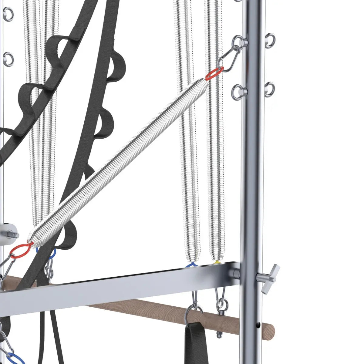 Close-up van metalen stangen, haken en bevestigingspunten aan een Pilates Tower.