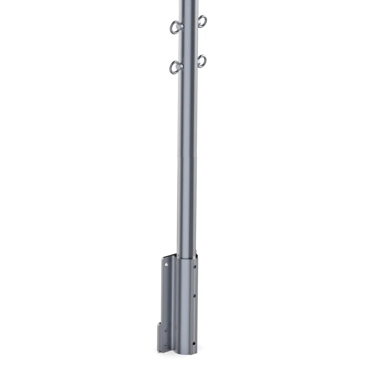 Detail van de verticale metalen staander en voet met bevestigingsogen van een Pilates Tower.