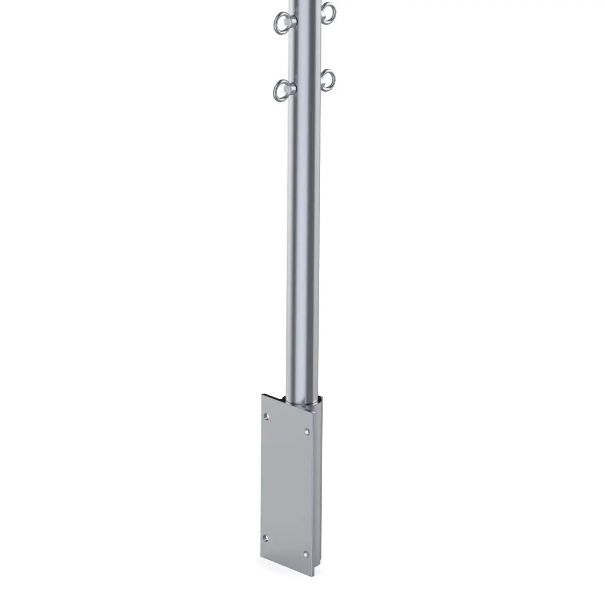 Close-up van de voet van een metalen stijl met rechthoekige montageplaat en vier gaten.