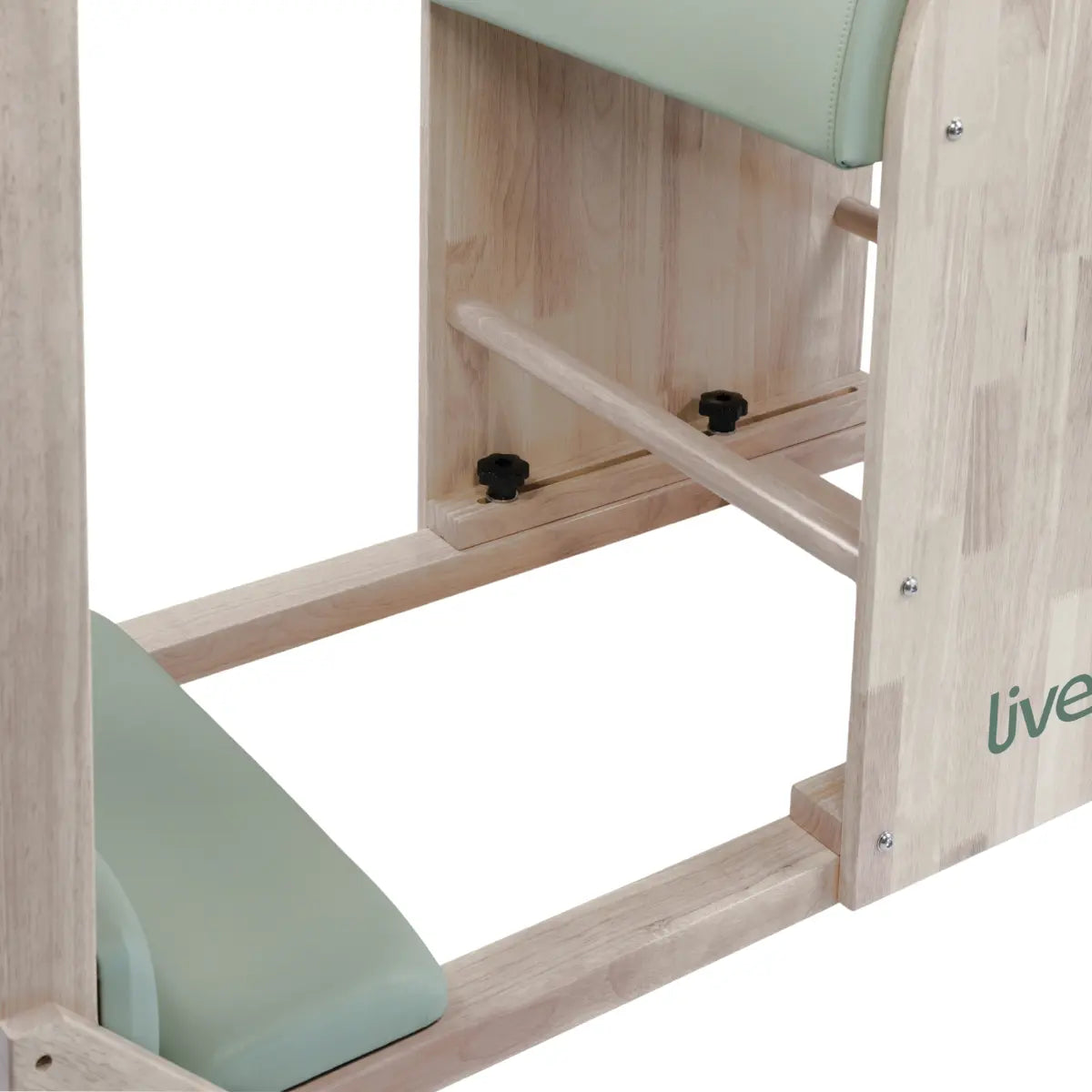 Close-up van de onderzijde van de ladder barrel met houten dwarsbalken en een groen kussen.