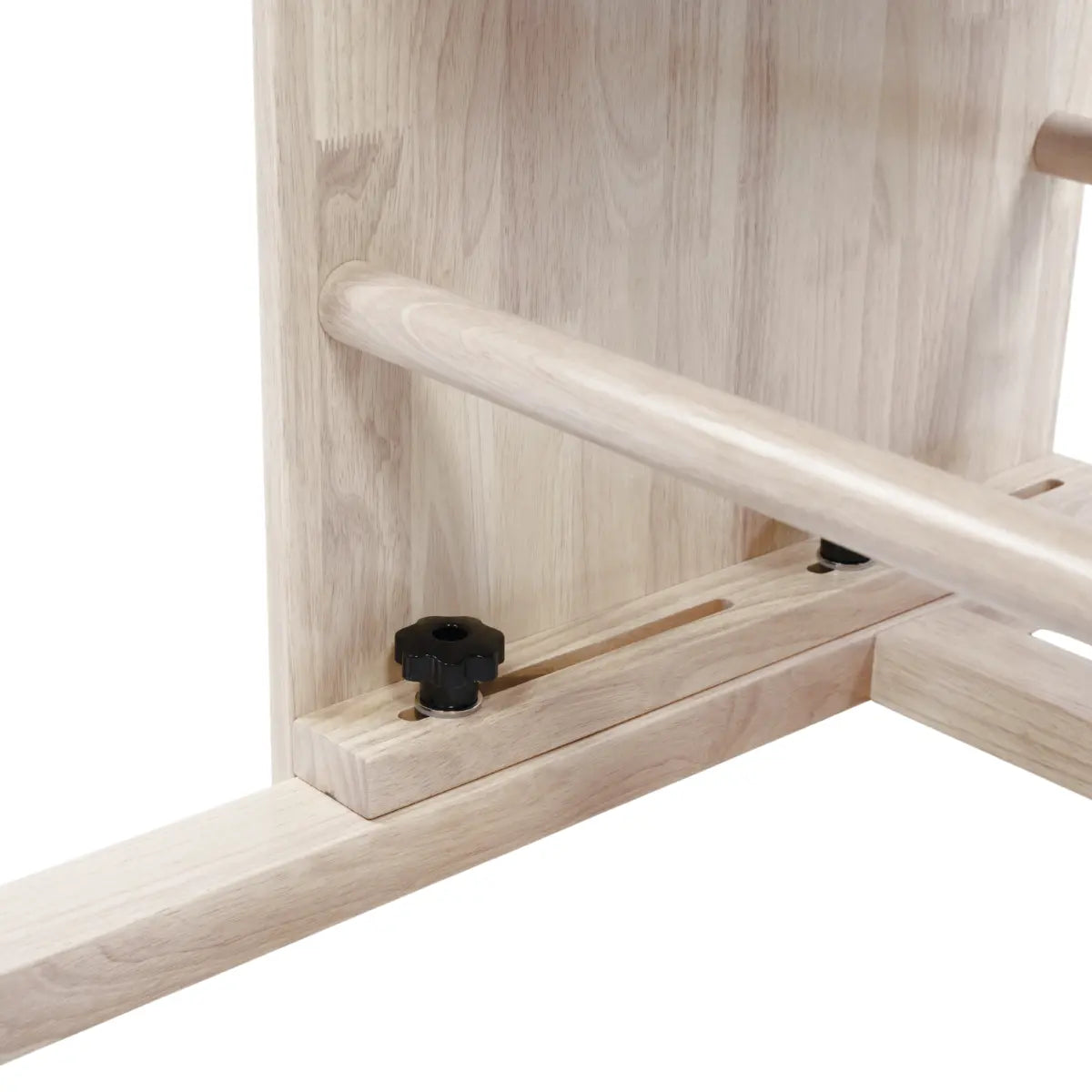 Close-up van het houten frame met een zwarte verstelknop en metalen bevestigingsdelen.