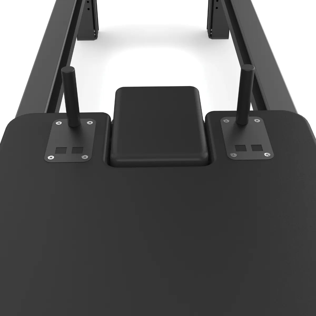 Close-up van de zwarte steunconstructie en voetbord van een Pilates-reformer.