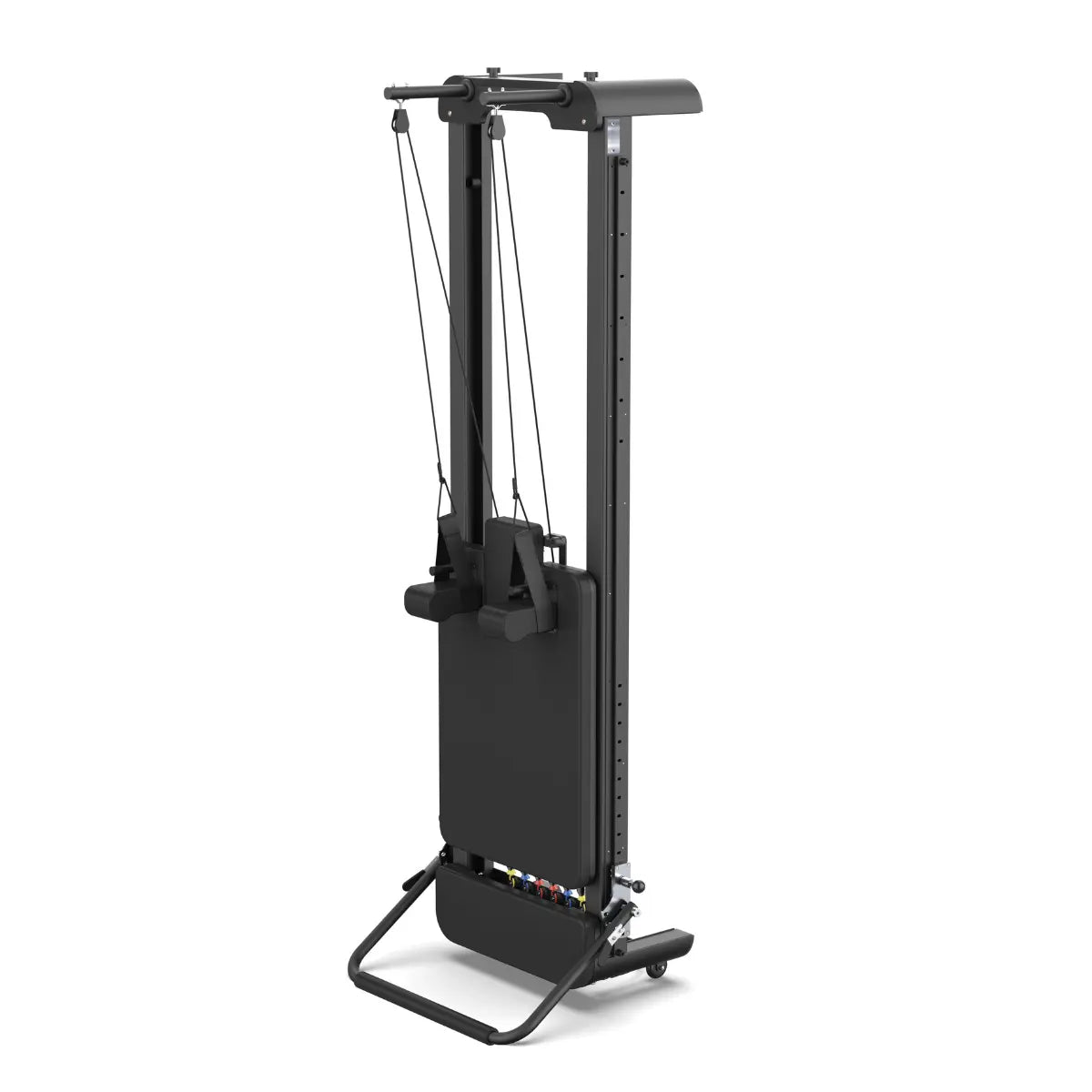 Zwarte Pilates-reformer met rechtopstaand kabel- en katrolframe, van voren.