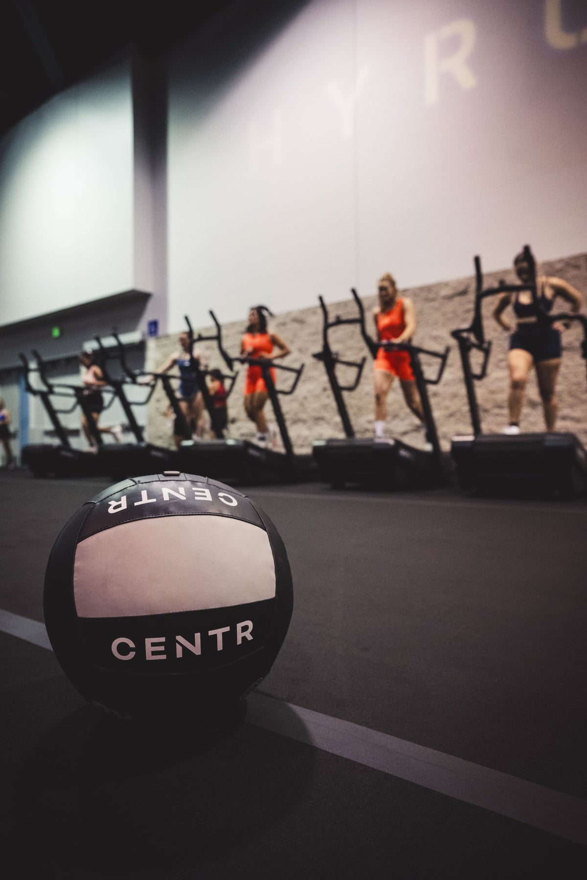 Centr x HYROX wall ball voor de wedstrijdstations