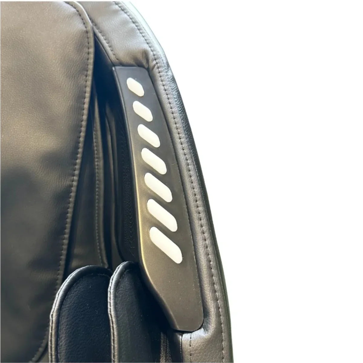 Close-up van de verlichte bediening op de armleuning van de NRG Wellness Commercial massagestoel