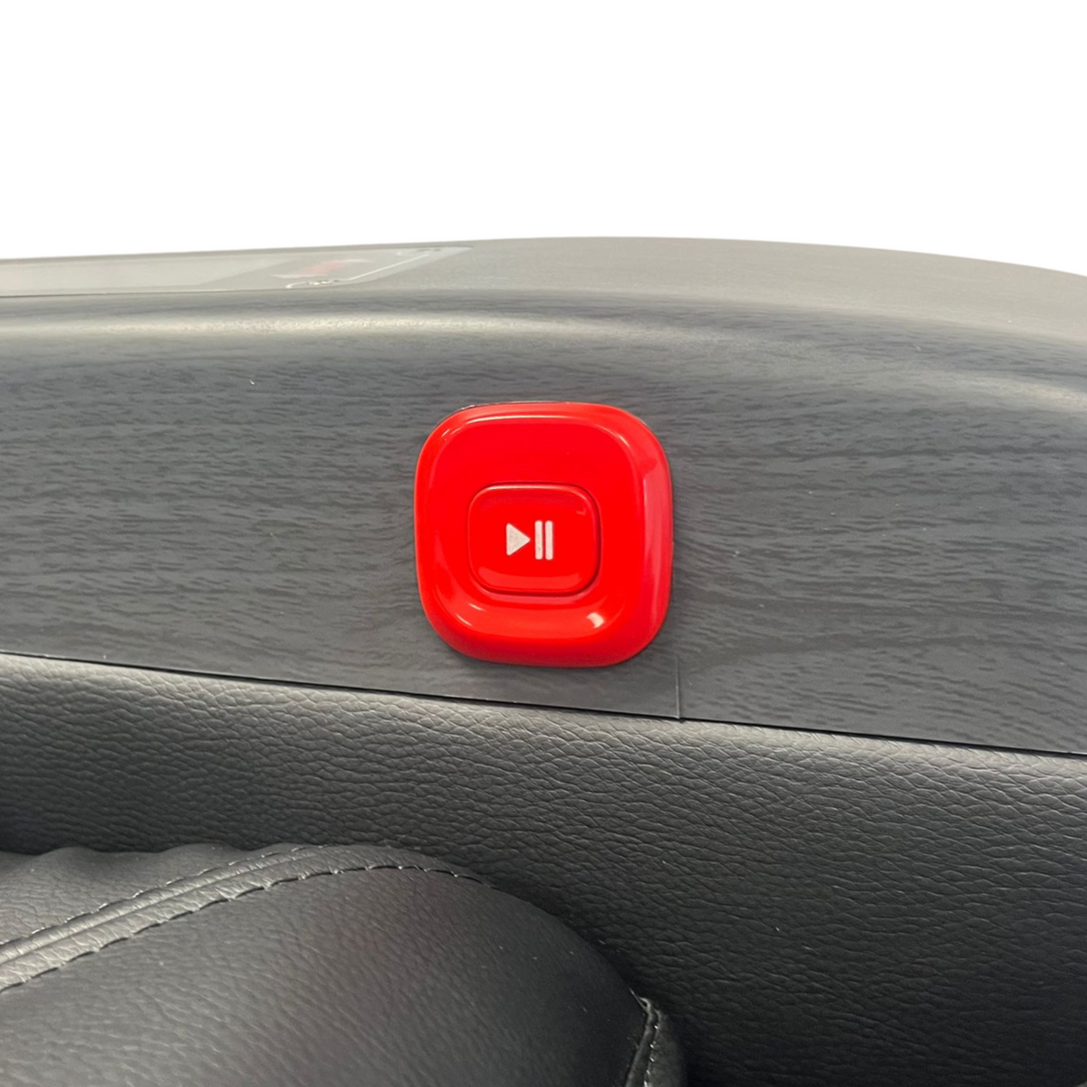 Rode startknop met afspeel- en pauzesymbool op de zijkant van een massagestoel.