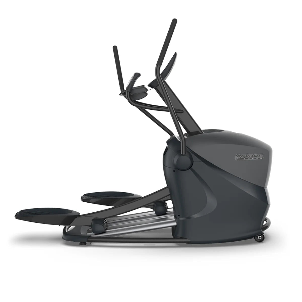 Octane Q35X-crosstrainer in zijaanzicht met lange voetpedalen en bewegende handgrepen.