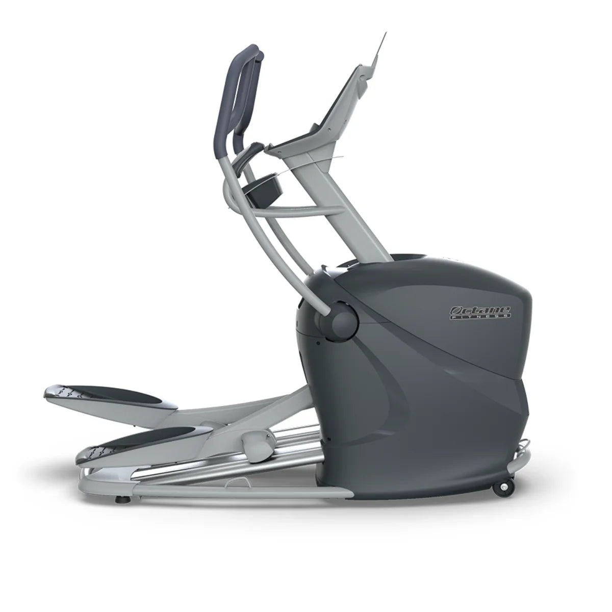 Octane Q37xi-crosstrainer in zijaanzicht met bewegende handgrepen en lange voetpedalen.