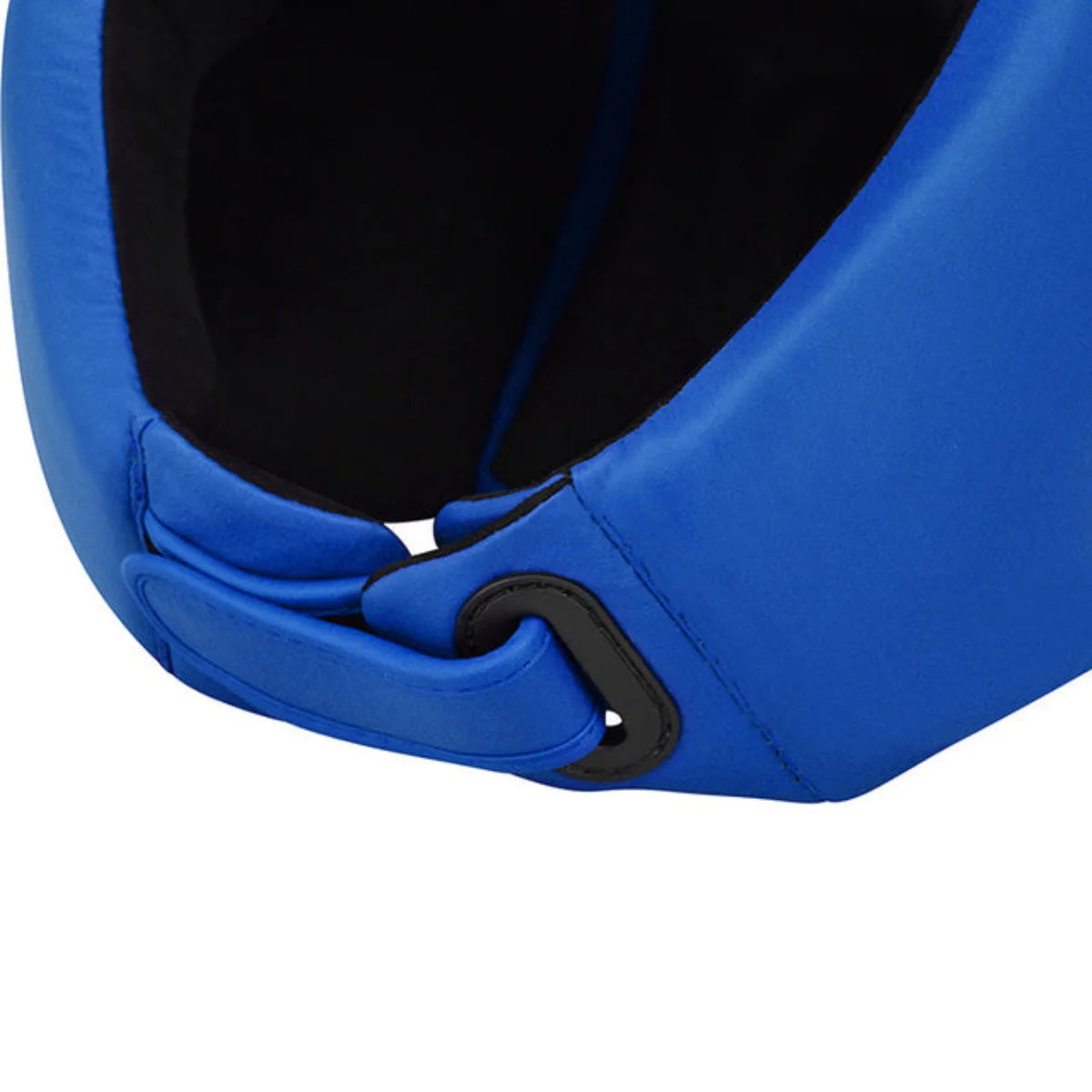 Close-up van de zwarte kinband en sluiting op een blauwe hoofdbeschermer.