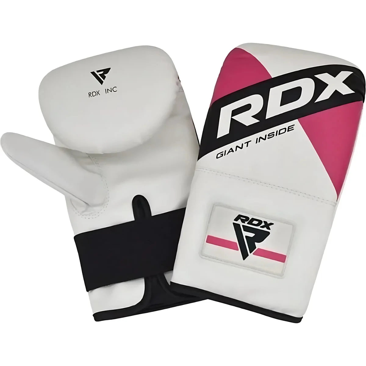 Twee witte RDX-bokszakhandschoenen met roze-zwarte RDX-logo’s, brede zwarte polsbanden en ‘GIANT INSIDE’ op de voorkant.