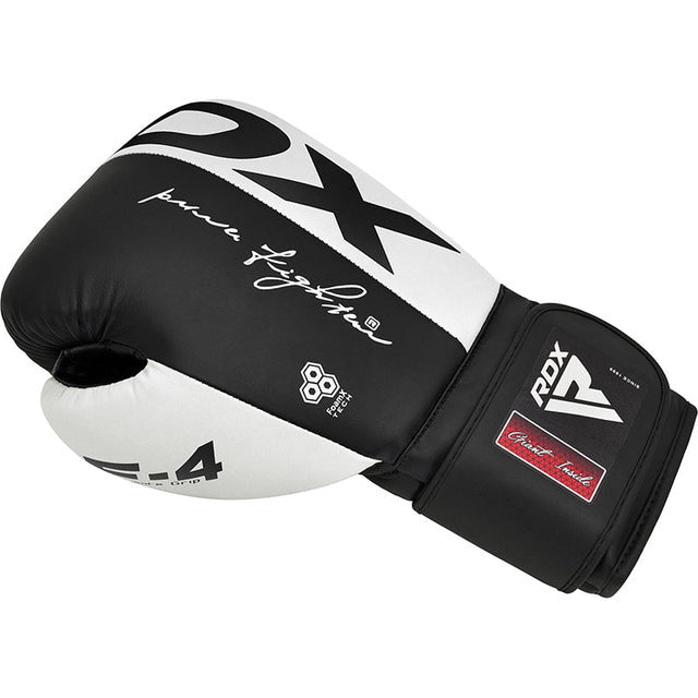 Zwart-witte bokshandschoen met witte ‘RDX’-opdruk en rood label op de pols.