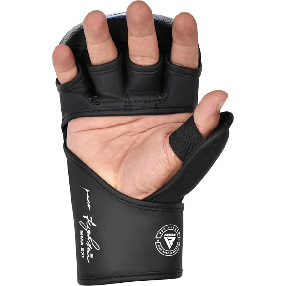 Zwart vingerloos MMA-handschoen van voren, met open handpalm en polsband.