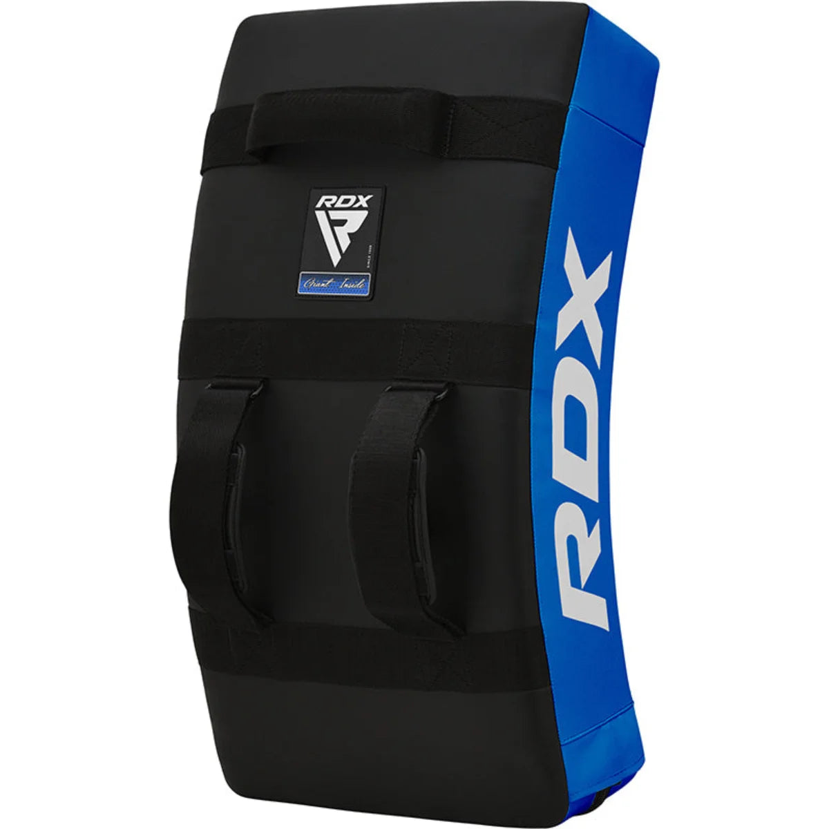 Achterzijde van een blauw en zwart RDX-kickboksschild met handgrepen en polsband.