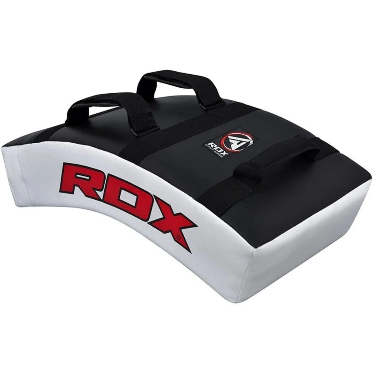 Gebogen zwart-wit stootkussen met rode RDX-letters en twee handgrepen op een witte achtergrond.